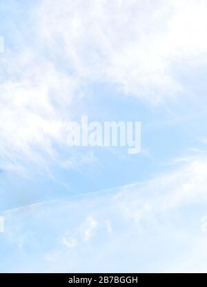 Photo prise à l'extérieur un jour ensoleillé lorsque les nuages étaient dispersés à travers le beau ciel bleu clair Banque D'Images