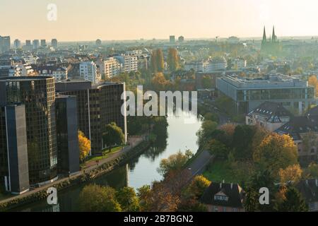 Belle vue du parlement européen à Strassburg au coucher du soleil Banque D'Images