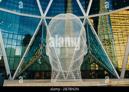 Calgary (Alberta) Canada - août 2019 sculpture Wonderland de l'artiste célèbre Jaume Plensa devant la tour Bow. Banque D'Images