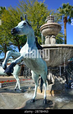 Le monument des chevaux en bronze et de la fontaine d'eau, un spectacle d'art public de Scottsdale, illustre l'élevage de sculptures de chevaux arabes dans la vieille ville de Scottsdale, en Arizona Banque D'Images