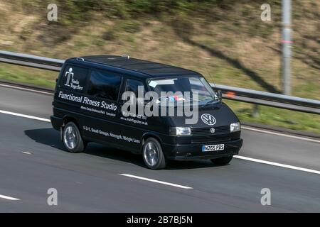 N265PDS Volkswagen vw vee dub transporter Dies Black LCV essence en voiture sur l'autoroute   près de Preston dans Lancashire, Royaume-Uni Banque D'Images