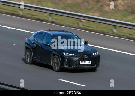 PY69HRE Lexus SUV voiture de luxe en voiture sur l'autoroute M6 près de Preston dans Lancashire, Royaume-Uni Banque D'Images