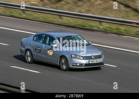 VN63NXU Volkswagen vw vee-dub Passat Highline Tdi Blue Diesel Silver voiture sur l'autoroute   près de Preston dans Lancashire, Royaume-Uni Banque D'Images