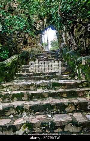 À l'intérieur de la grotte de Huyen Khong sur les montagnes de marbre de Danang, au Vietnam Banque D'Images