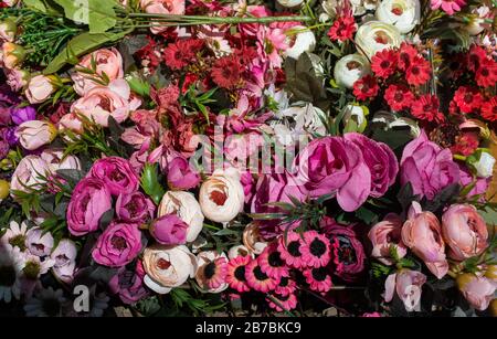 Art floral coloré de roses artificielles en vue Banque D'Images