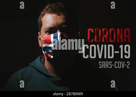 Homme avec masque avec drapeau norvégien pour la protection du virus corona covid-19 SRAS-COV-2 Banque D'Images