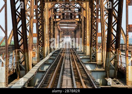 Ancien pont en acier de train long bien chemin de fer avec piéton à travers une rivière à Hanoi, Vietnam Banque D'Images