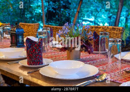 Table et chaises en rotin servies sur une terrasse de restaurant vide. Tanzanie, Afrique de l'est Banque D'Images