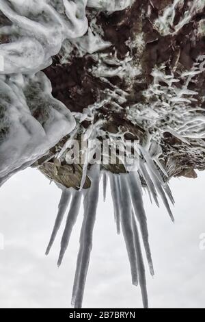 Des petits écueils congelés formant des icules et des chutes d'eau le long des falaises rocheuses de Herring Cove, près de Champney's West à Terre-Neuve, au Canada Banque D'Images
