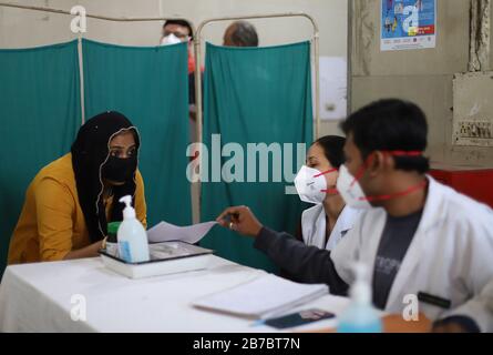 Delhi, Inde. 14 mars 2020. Les médecins ont sélectionné un patient dans une zone réservée à d'éventuels patients COVID-19 dans un hôpital homéopathique du gouvernement à New Delhi. Les septième cas du Covid-19 (coronavirus) ont été confirmés par le département de la santé de la ville de New Delhi aujourd'hui, depuis le début de l'épidémie. Crédit: Sopa Images Limited/Alay Live News Banque D'Images