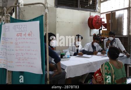 Delhi, Inde. 14 mars 2020. Les médecins ont sélectionné un patient dans une zone réservée à d'éventuels patients COVID-19 dans un hôpital homéopathique du gouvernement à New Delhi. Les septième cas du Covid-19 (coronavirus) ont été confirmés par le département de la santé de la ville de New Delhi aujourd'hui, depuis le début de l'épidémie. Crédit: Sopa Images Limited/Alay Live News Banque D'Images