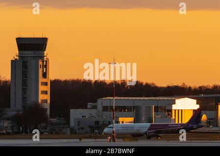 Cracovie, Pologne. 14 mars 2020. Wizzair Airbus A321-231 atterrit à l'aéroport international de Cracovie-Balice. En Plus de l'état d'urgence annoncé prochainement, le gouvernement polonais a décidé de fermer les frontières aux étrangers et d'annuler tous les vols internationaux du 15 au 25 mars. Les restrictions introduites visent à prévenir la propagation de l'épidémie de coronavirus. Crédit: Sopa Images Limited/Alay Live News Banque D'Images