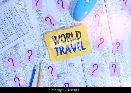 La main conceptuel montrant World Travel. Le mouvement des sens Concept montrant entre lieux géographiques éloignés des outils d'écriture et scribbl Banque D'Images