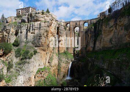 Pont Puente Nuevo enjambant le canyon, Andalousie, Espagne. Chute d'eau sous. Banque D'Images