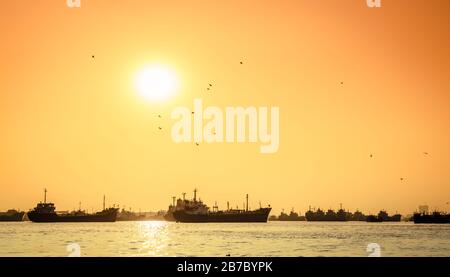 Navires commerciaux en mouillage dans la rivière Karnabuli au Bangladesh au coucher du soleil Banque D'Images