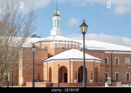 Yorktown, va/USA -21 février 2020: La brique de style colonial York General District court, le palais de justice du comté de York après une tempête de neige d'hiver. Banque D'Images