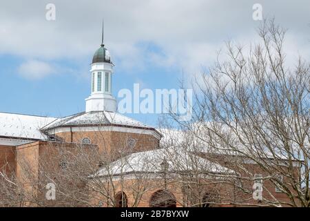 Yorktown, va/USA -21 février 2020: La brique de style colonial York General District court, le palais de justice du comté de York après une tempête de neige d'hiver. Banque D'Images