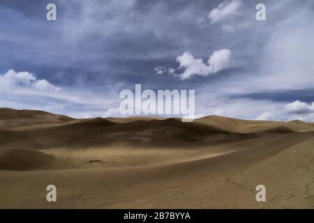 Image du paysage de la réserve de parc national de Great Sand Dunes dans le Colorado sur le bord est de la vallée de San Luis. Dunes de sable les plus hautes d'Amérique du Nord Banque D'Images