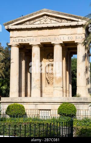 Monument à Sir Alexander ball dans les jardins de la Basse-Barrakka, la Valette, Malte. Banque D'Images