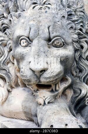 Lion de pierre qui garde l'entrée du jardin du Palais du Grand Maître de Valleta. Banque D'Images