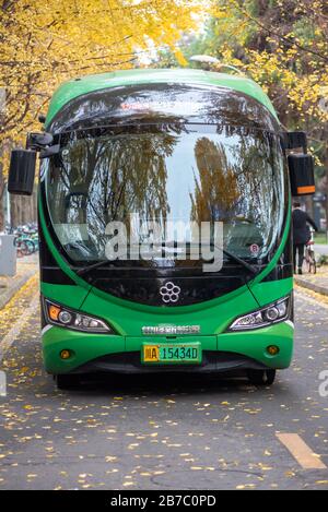 Chengdu, province du Sichuan, Chine - 1er décembre 2018 : bus vert électrique dans la rue en automne Banque D'Images