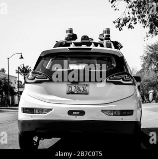 La vue arrière d'une voiture autoprisée est futuriste avec des caméras et des équipements sur le toit stationné sur le trottoir de Scottsdale, AZ, USA, en noir et blanc Banque D'Images