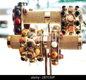 Un assortiment de grands bracelets en laiton à perles ethniques sur un écran de fantaisie dans une vitrine de la vieille ville de Scottsdale, AZ, États-Unis Banque D'Images