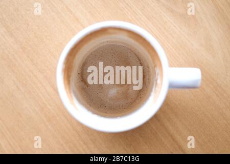 Vue de dessus de la tasse de café finie sur table en bois dans le café Banque D'Images