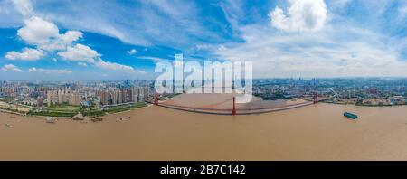 Wuhan horizon et Yangtze rivière avec gratte-ciel surgrand en construction à Wuhan Hubei Chine. Banque D'Images