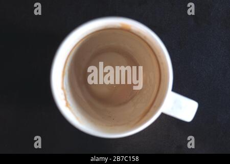 Vue de dessus de la tasse de café finie sur la table dans le café Banque D'Images