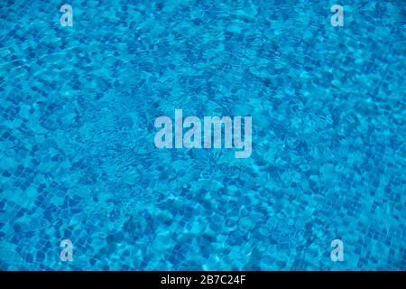 L'arrière-plan bleu de l'eau, dans la piscine à fond carrelé. Chypre Banque D'Images