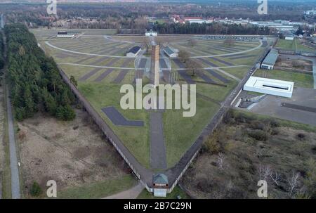 04 mars 2020, Brandebourg, Oranienburg: L'obélisque et les contours de l'ancienne caserne de camp sur le terrain du site commémoratif de Sachsenhausen (photo aérienne prise avec un drone). L'obélisque d'environ 40 mètres de haut était le mémorial central et le monument historique du Mémorial national Sachsenhausen de l'ancien RDA, qui a été ouvert en 1961. Les casernes d'hébergement ont été construites en quatre rangées autour de la zone d'appel de rouleau semi-circulaire. Sur la droite (bâtiment blanc) se trouve le mémorial de 'la mémoire Z' pour les victimes du camp de concentration. (À 75 ans après le bombardement de la ville d'Oranienburg dans le Seco Banque D'Images