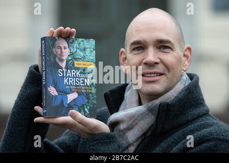 12 mars 2020, Basse-Saxe, Göttingen: Marc Wallert, ancien kidnappé aux Philippines, détient son livre "trong Through Crisis". (À dpa 'Wallert écrit livre 20 ans après enlèvement spectaculaire" à partir du 15.03.2020) photo: Swen Pförtner/dpa Banque D'Images