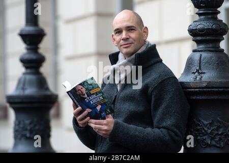 12 mars 2020, Basse-Saxe, Göttingen: Marc Wallert, ancien kidnappé aux Philippines, détient son livre "trong Through Crisis". (À dpa 'Wallert écrit livre 20 ans après enlèvement spectaculaire" à partir du 15.03.2020) photo: Swen Pförtner/dpa Banque D'Images