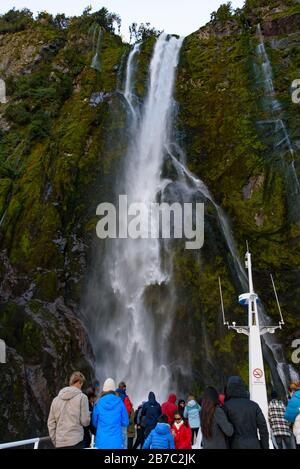 Chute d'eau à Milford Sound, parc national de Fiordland, Nouvelle-Zélande Banque D'Images