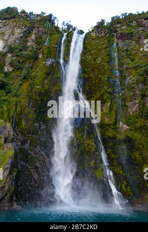 Chute d'eau à Milford Sound, parc national de Fiordland, Nouvelle-Zélande Banque D'Images