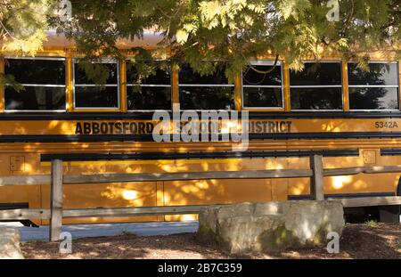 Vancouver, Canada - 21 février 2020 : vue de l'autobus scolaire jaune « Abbotsford School District » dans le parc Stanley de Vancouver Banque D'Images