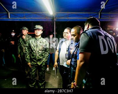 Philippines. 15 mars 2020. Le directeur du district de police du Sud (DOCUP), le colonel Emmanuel Peralta, de la police nationale et du programme des Philippines, Francis Bautista, du Département de la santé, examine le fonctionnement de l'inspection au point de contrôle de quarantaine communautaire de la Susanna- RCN.À Partir d'aujourd'hui, divers points de contrôle sont en place dans les entrées principales et stratégiques Et les sorties du métro Manille, des mesures comme celle-ci sont prises pour empêcher la propagation du Covid-19 en ayant le mouvement et le voyage des personnes sont vérifiés. (Photo De Joel Mataro/Pacific Press) Crédit: Pacific Press Agency/Alay Live News Banque D'Images