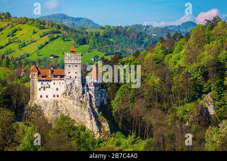 Bel emplacement ancien avec le majestueux château Dracula sur les hautes falaises, Bran, Transylvanie, Roumanie, Europe Banque D'Images