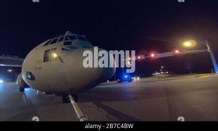 Frederick, États-Unis. 15 mars 2020. La police arrête la circulation tôt le matin pour un avion militaire Hercules Lockheed C-130 J de l'armée de l'air américaine à la retraite de 1974 alors qu'il est transféré de l'aéroport municipal de Frederick à fort Detrick, un poste de commandement médical de l'armée américaine à Frederick, Maryland, le samedi 14 mars 2020. Plus de 20 membres du personnel de l'application de la loi locale et de l'État ont participé au déplacement de nuit. Photo de David Tulis/UPI crédit: UPI/Alay Live News Banque D'Images