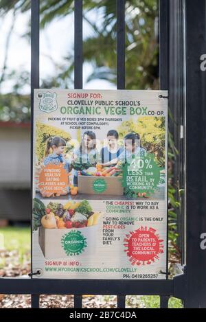 Un signe attaché à la clôture de l'école annonce le programme coopératif de légumes biologiques de l'école publique Clovelly. Banque D'Images