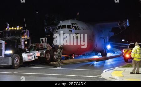 Frederick, États-Unis. 15 mars 2020. Un avion militaire Hercules Lockheed C-130 J de l'armée de l'air américaine de 1974 à la retraite est temporairement suspendu sur une médiane lorsqu'il est déplacé dans les rues de surface de l'aéroport municipal de Frederick à fort Detrick, une station de commandement médical de l'armée américaine, où il sera réassemblé pour les procédures de recherche et d'essai, à Frederick, Maryland, Samedi 14 Mars 2020. Les ailes, les moteurs et la queue de l'aéronef déclassés ont été démontés après l'atterrissage de l'aéronef en septembre 2019. Photo de David Tulis/UPI crédit: UPI/Alay Live News Banque D'Images