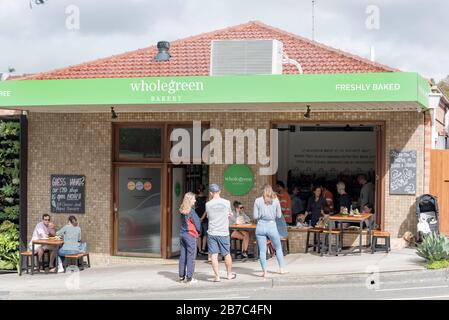 Les gens attendent et mangent à l'extérieur de la boulangerie Wholegreen à Sydney, en Australie, en banlieue de Waverly. Wholegreen est un boulanger et un fournisseur totalement sans gluten. Banque D'Images