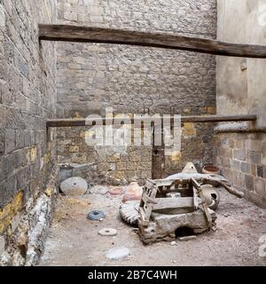 Vue de face de l'ancien moulin à farine rotatif abandonné ruiné était autrefois pivotée par la puissance animale, situé à l'époque ottomane historique El Sehey House, Moez Street, le Caire islamique, Egypte Banque D'Images