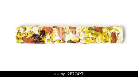 Nougat avec amandes, raisins secs et morceaux de fruits secs isolés sur blanc Banque D'Images