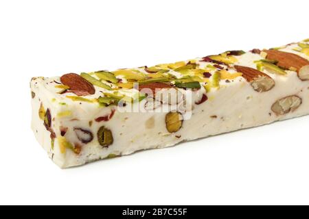 Nougat avec amandes, raisins secs et morceaux de fruits secs isolés sur blanc Banque D'Images