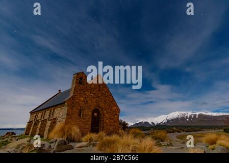 Église du bon Berger la nuit au lac Tekapo, île du Sud, Nouvelle-Zélande Banque D'Images