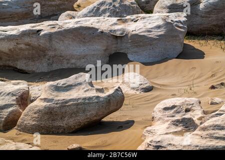 Fragments de roche sur le rivage Banque D'Images