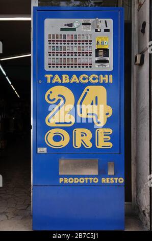 Distributeur automatique de produits du tabac à Vérone, Italie; août 2019 Banque D'Images