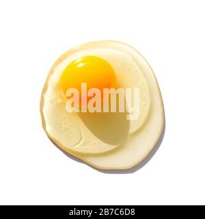 Oeuf frais cru avec jaune isolé sur fond blanc. Banque D'Images